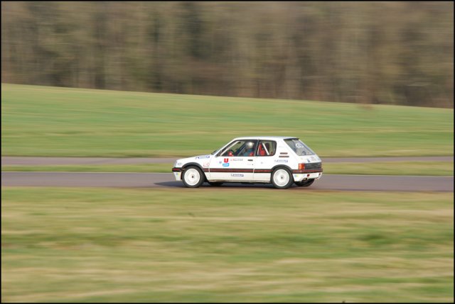 Peugeot205GTi_04